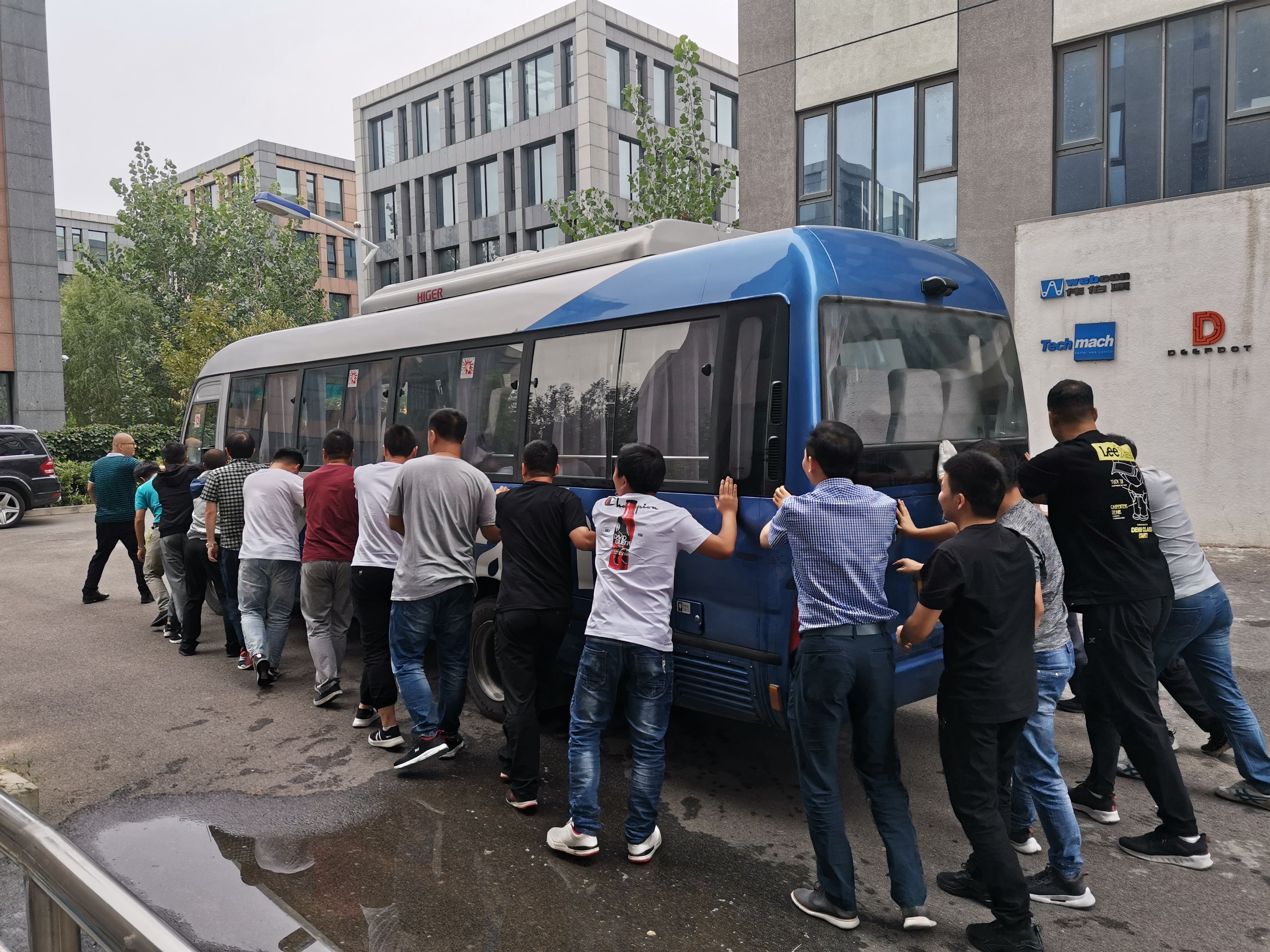 【鈦·暖心】公司班車發(fā)生故障，萬眾一心集體推車